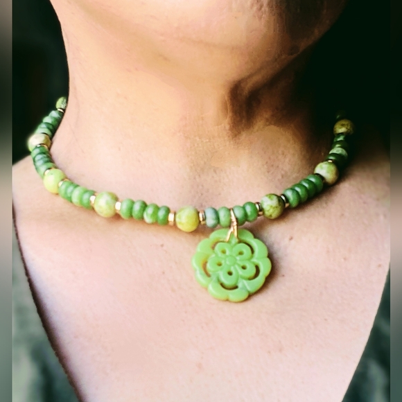 Natural Green Jade Necklace Choker And Flower  Pendant - Picture 2 of 8